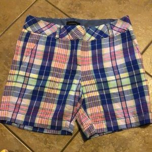 Talbots women, multicolored shorts, size 4 , front & back pockets, zipper closur